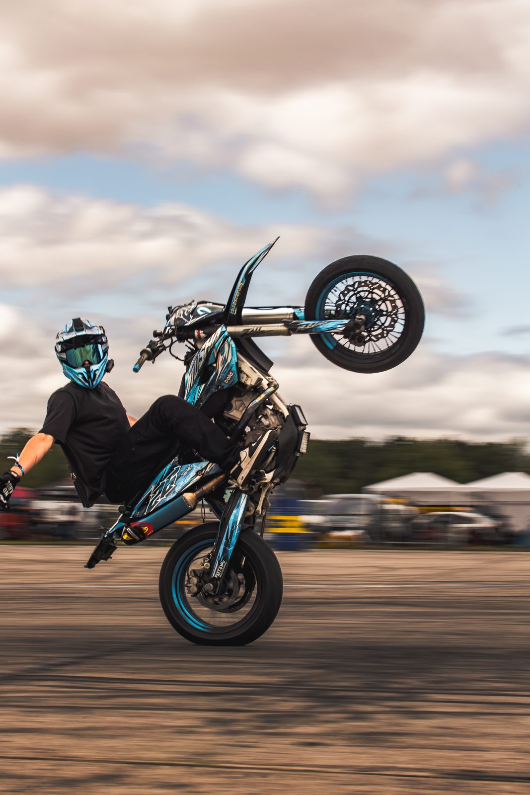 Sitzender Einhand-Wheelie