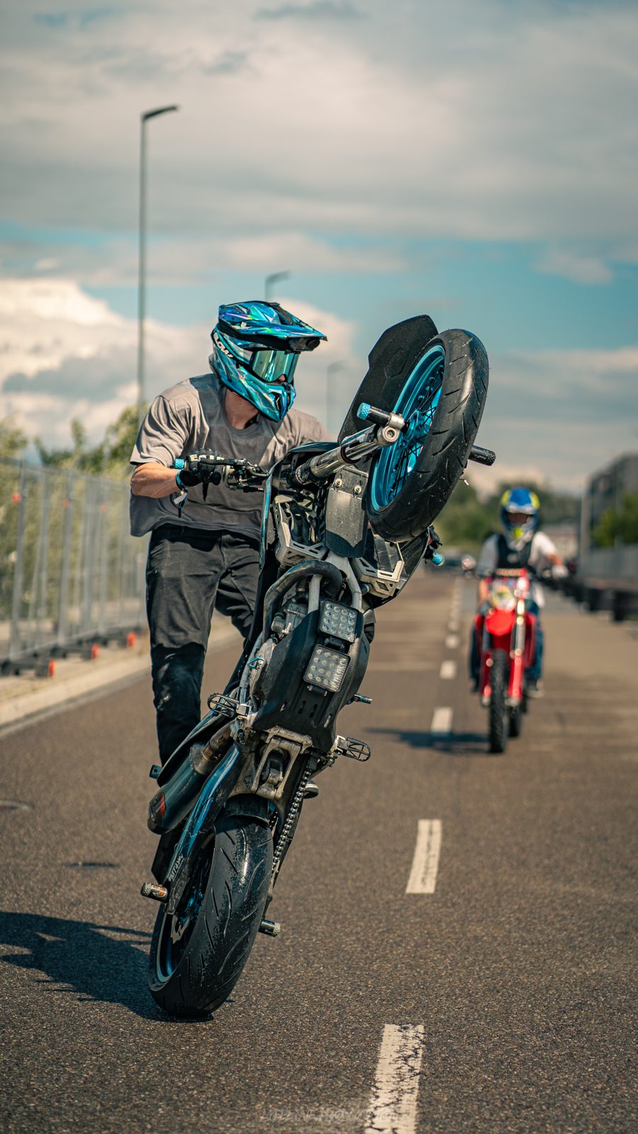 Frontaler Wheelie auf der Strecke