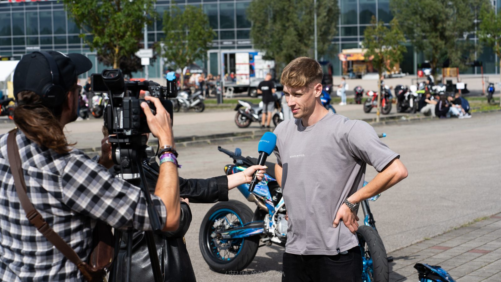 Titus Haneke im Interview vor seiner Supermoto