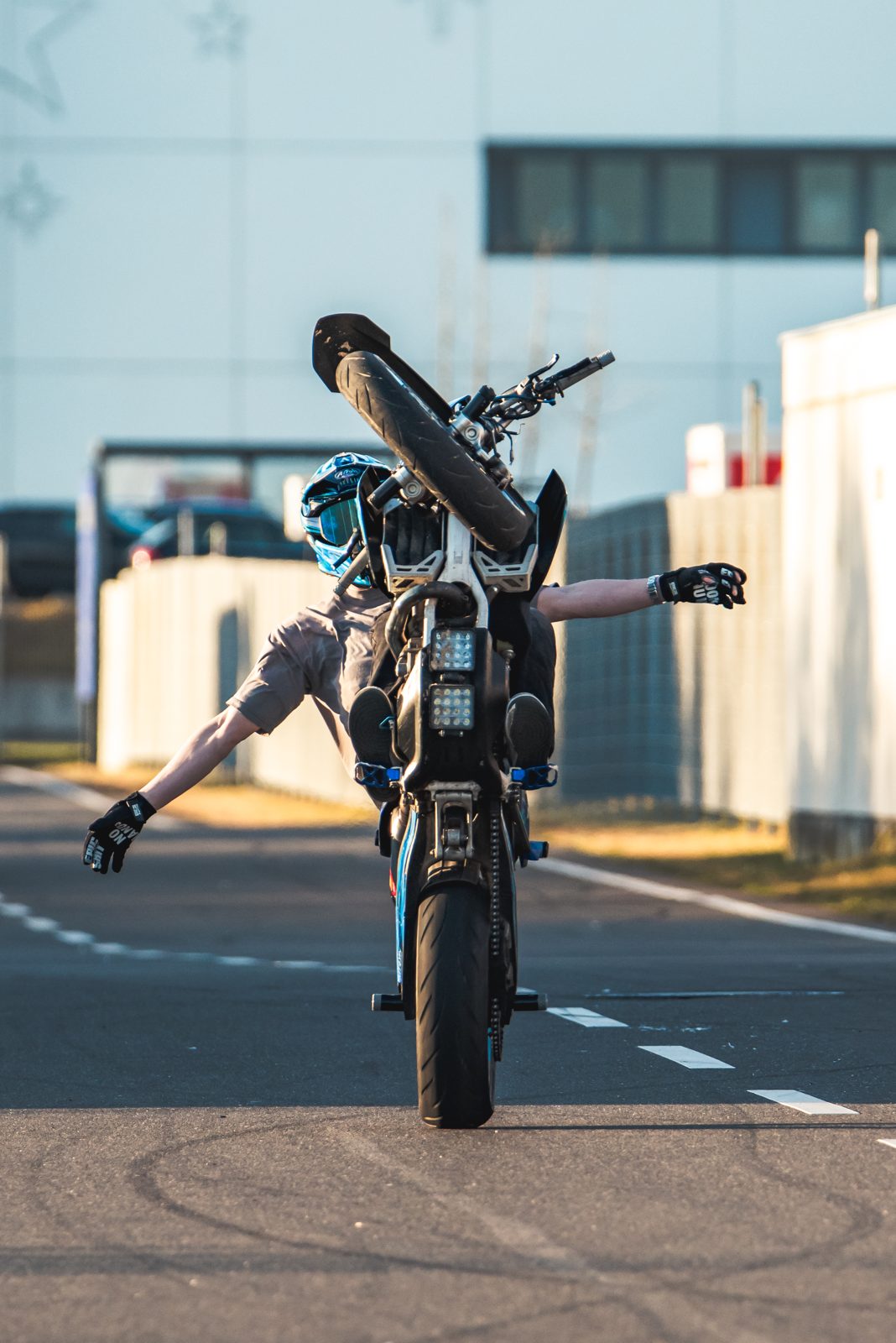 Wheelie mit ausgebreiteten Armen frontal