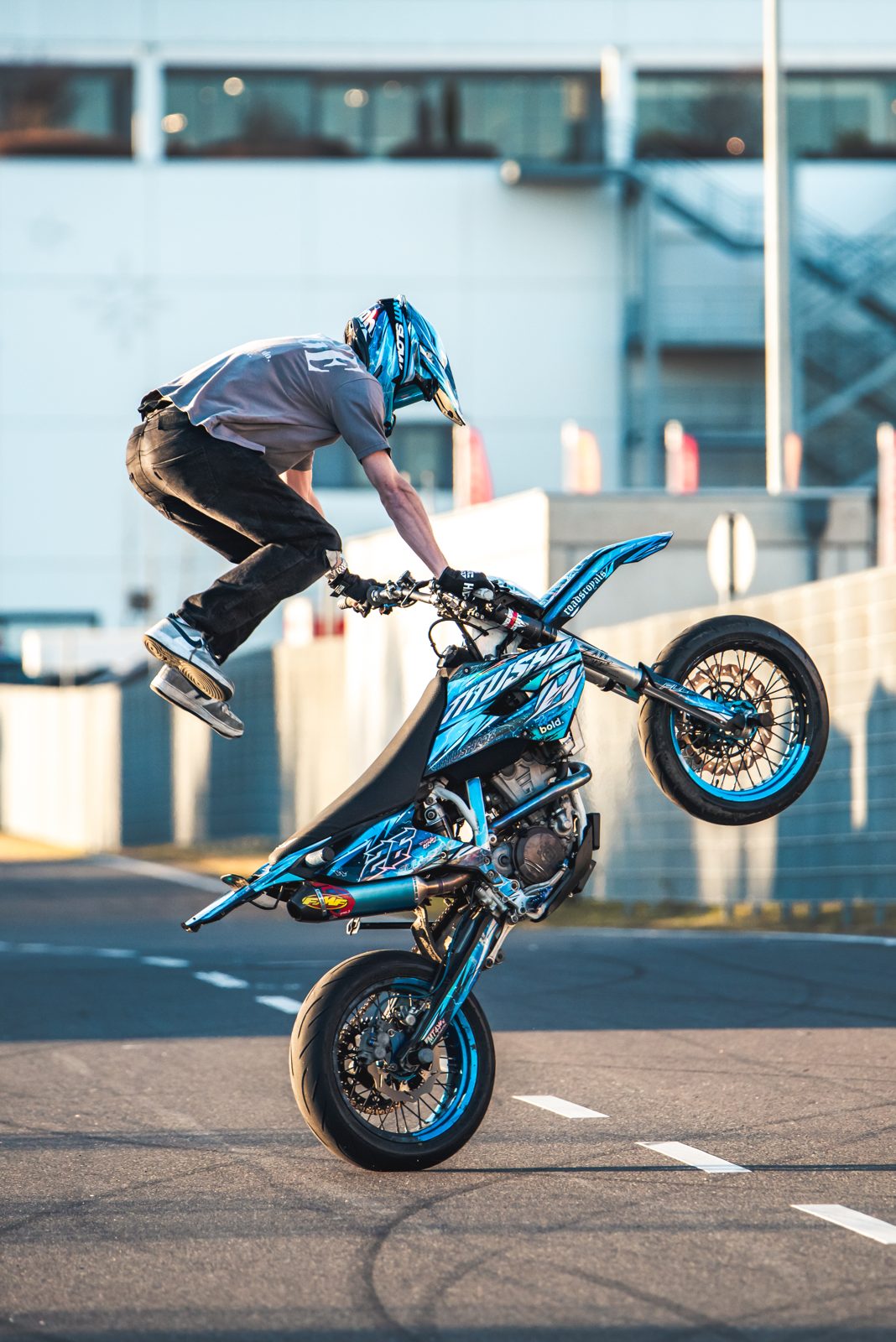 Sprung vom Bike während des Wheelies