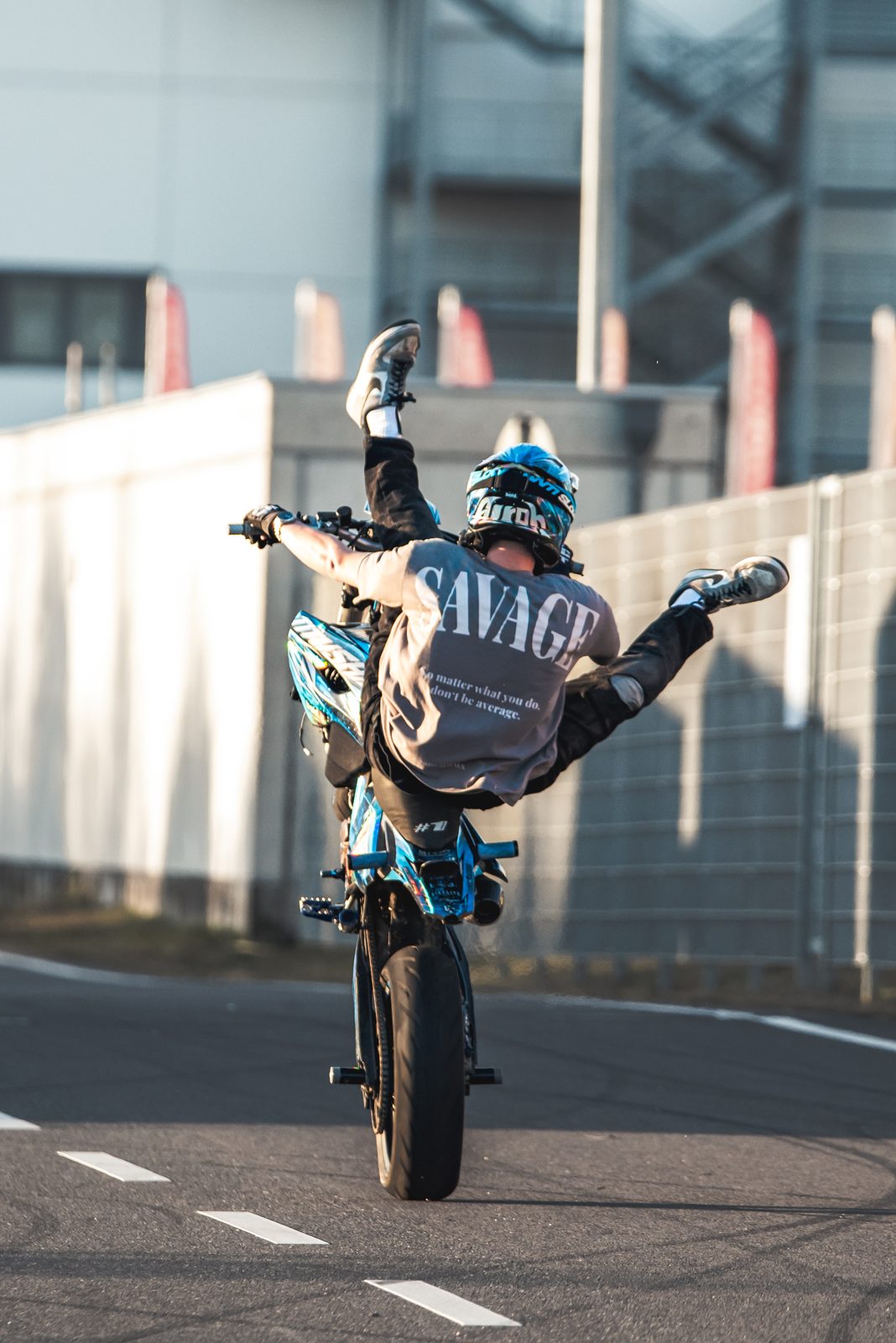 Wheelie mit ausgestreckten Armen und Beinen