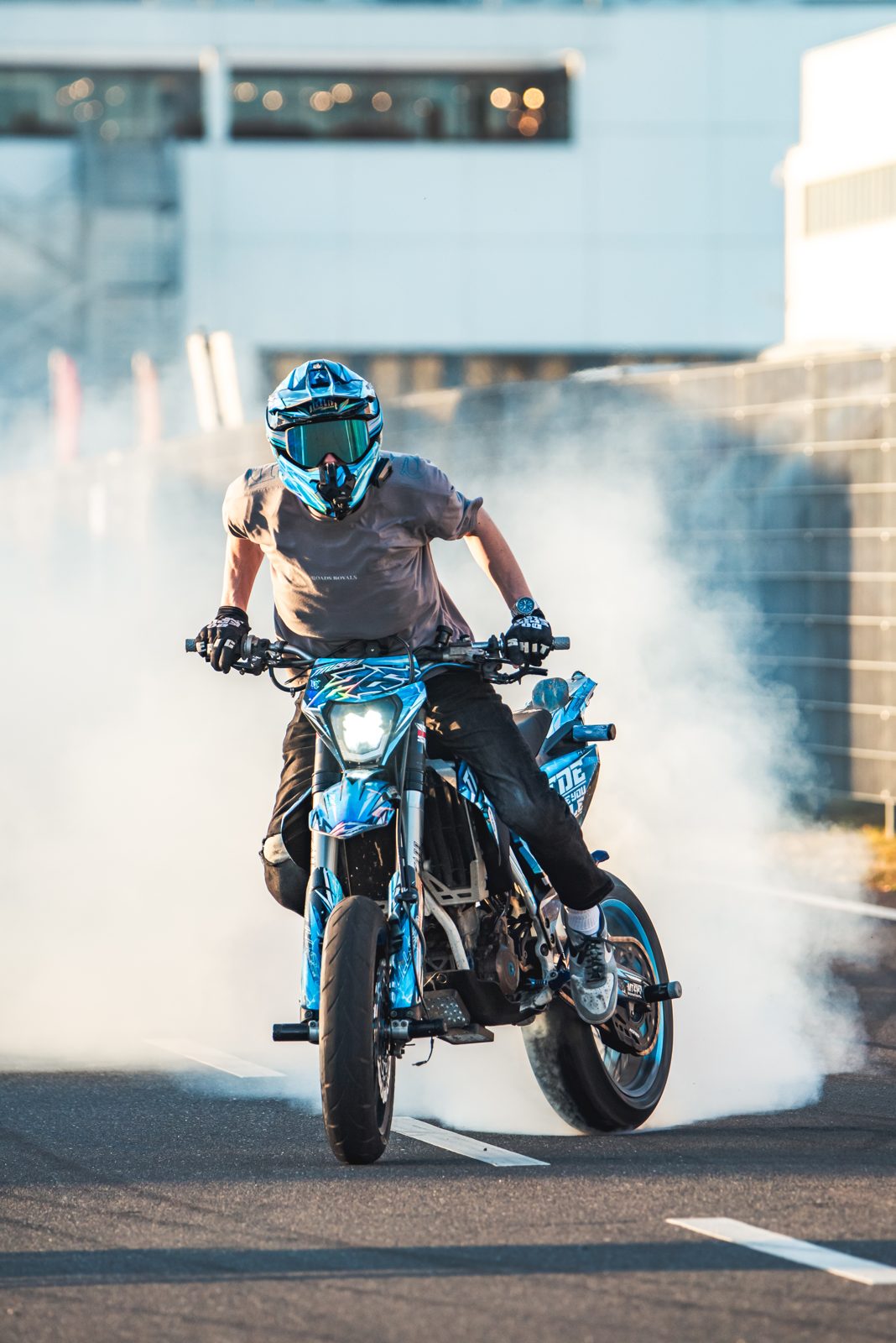 Titus Haneke beim Burnout auf seiner Supermoto, umhüllt von Reifenqualm