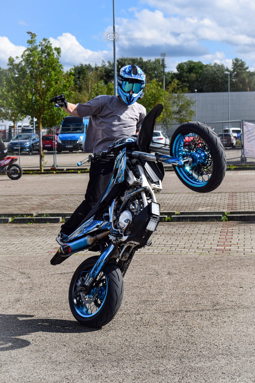 Freihändiger Wheelie mit No-Hands-Geste
