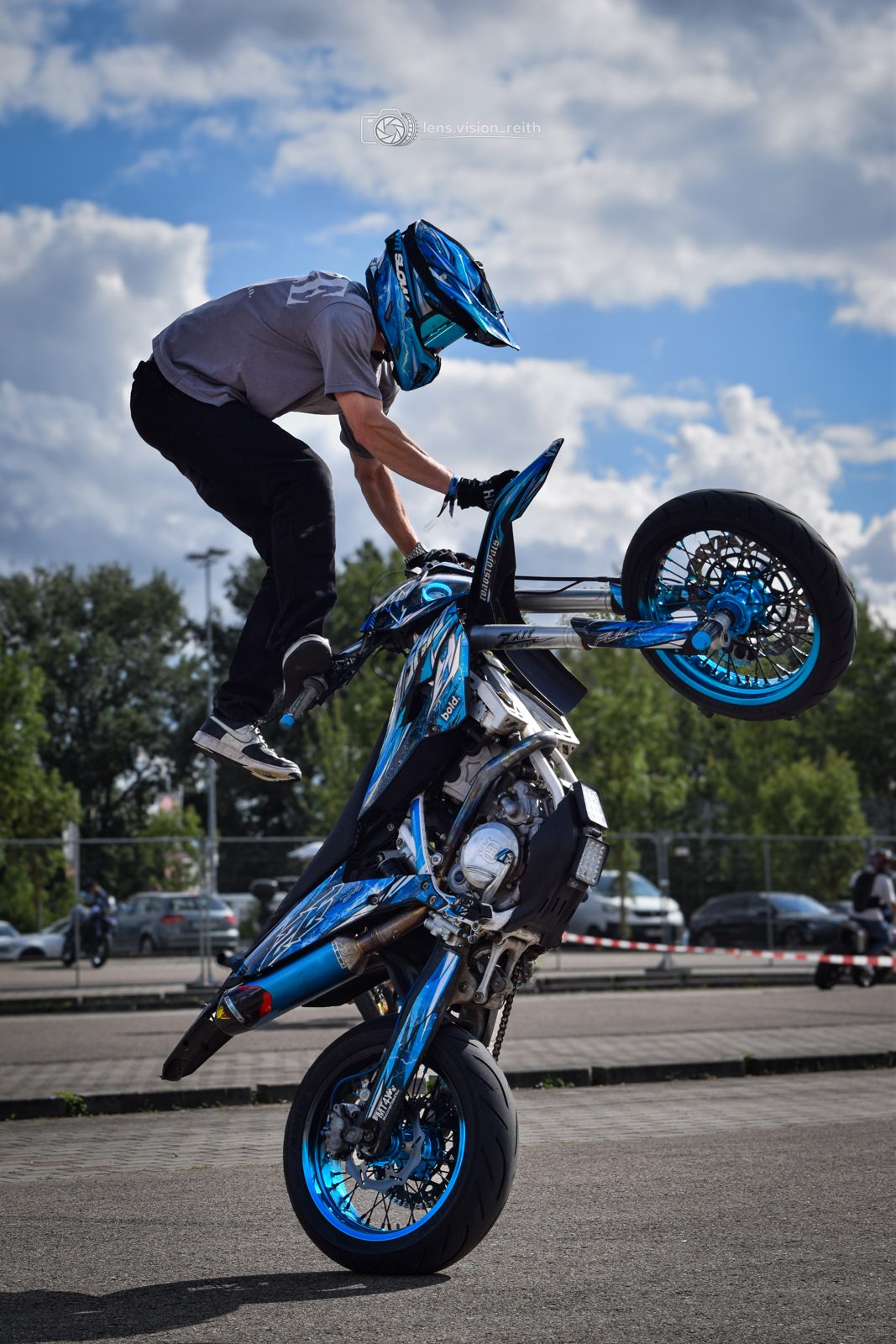 Titus im Watchtower – stehend auf senkrecht balancierter Supermoto