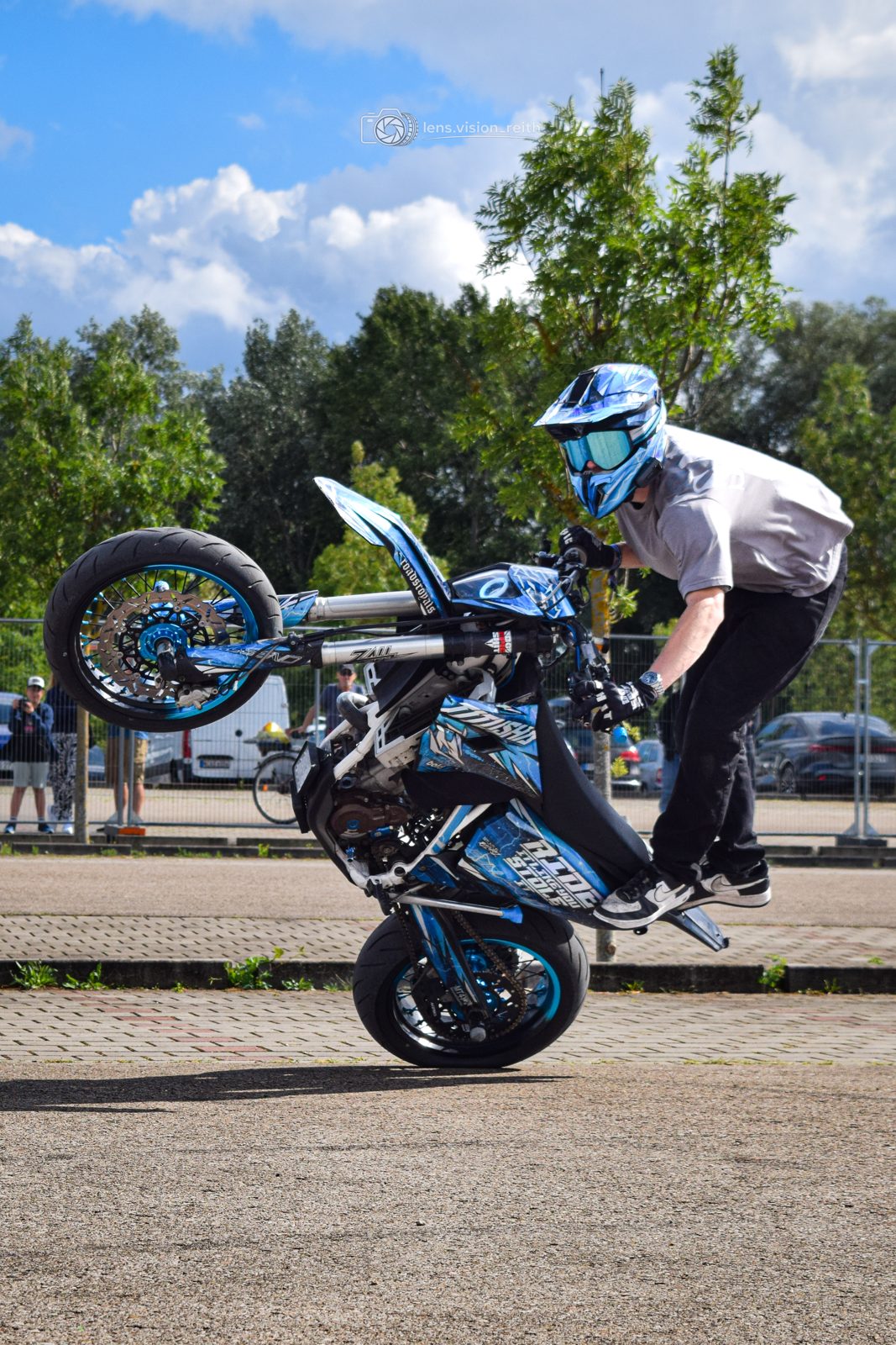 Absprung vom Bike im Wheelie