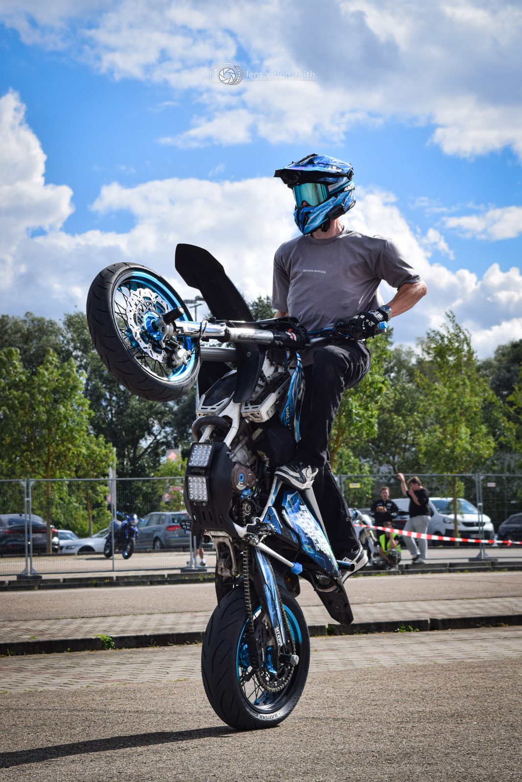Wheelie freihändig mit Hand an der Hüfte