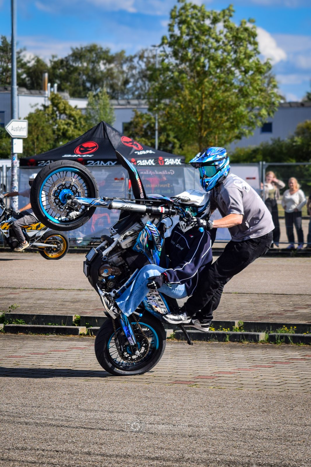 Duo-Stunt: Wheelie neben dem Bike laufend mit Passagier