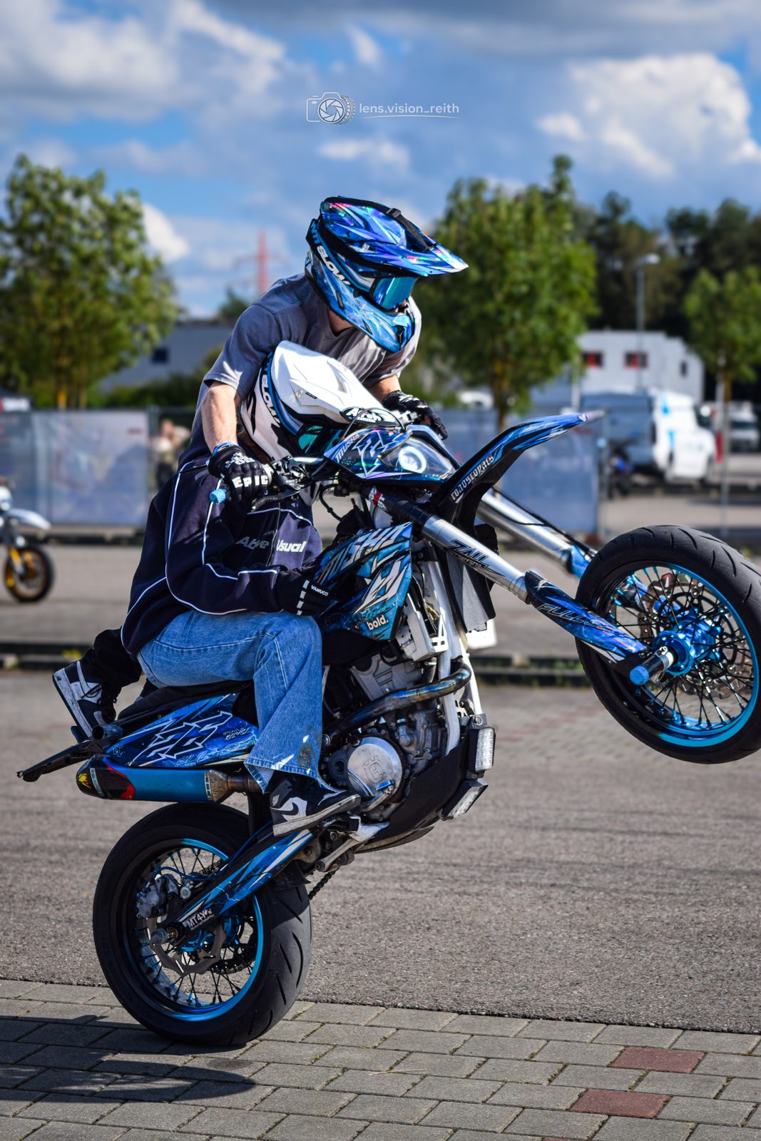 Wheelie mit Passagier auf der Supermoto