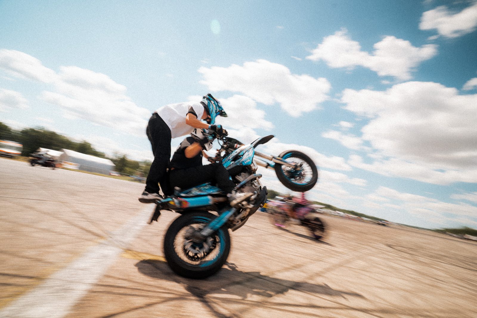 Wheelie mit Beifahrer auf der Supermoto