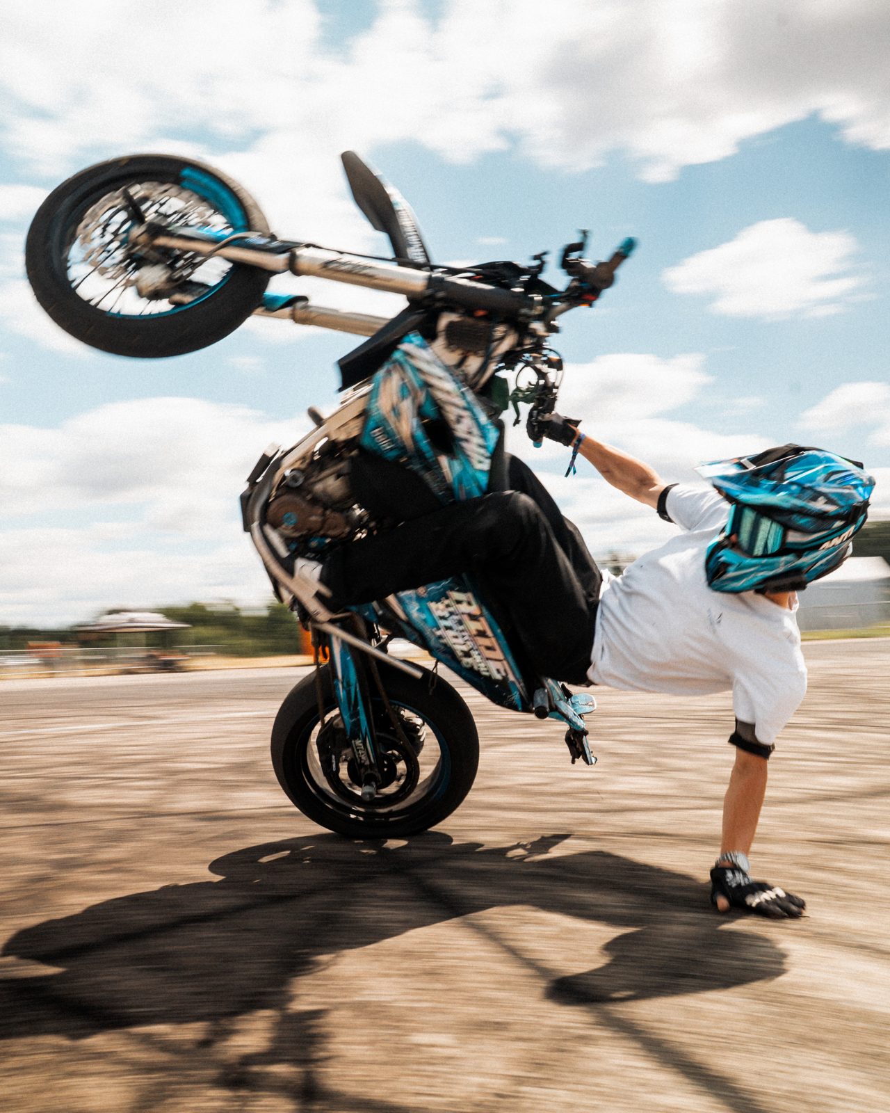 Wheelie mit einer Hand am Boden