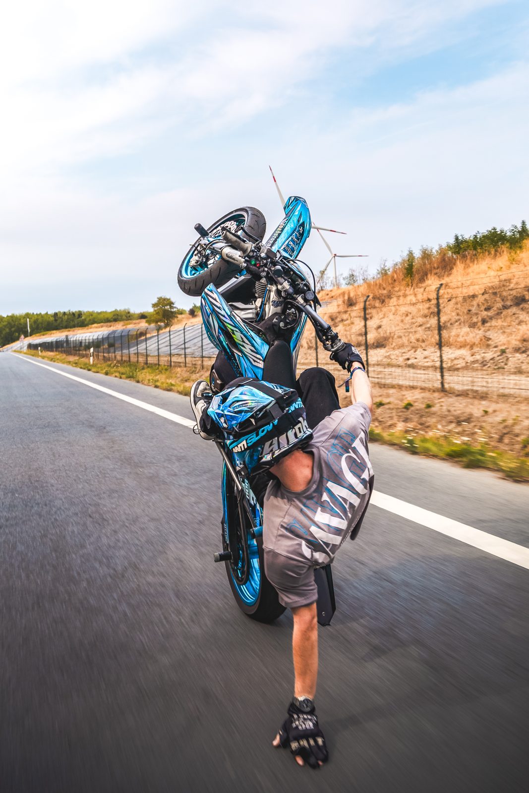 Titus hängt bei voller Fahrt kopfüber neben seiner Supermoto