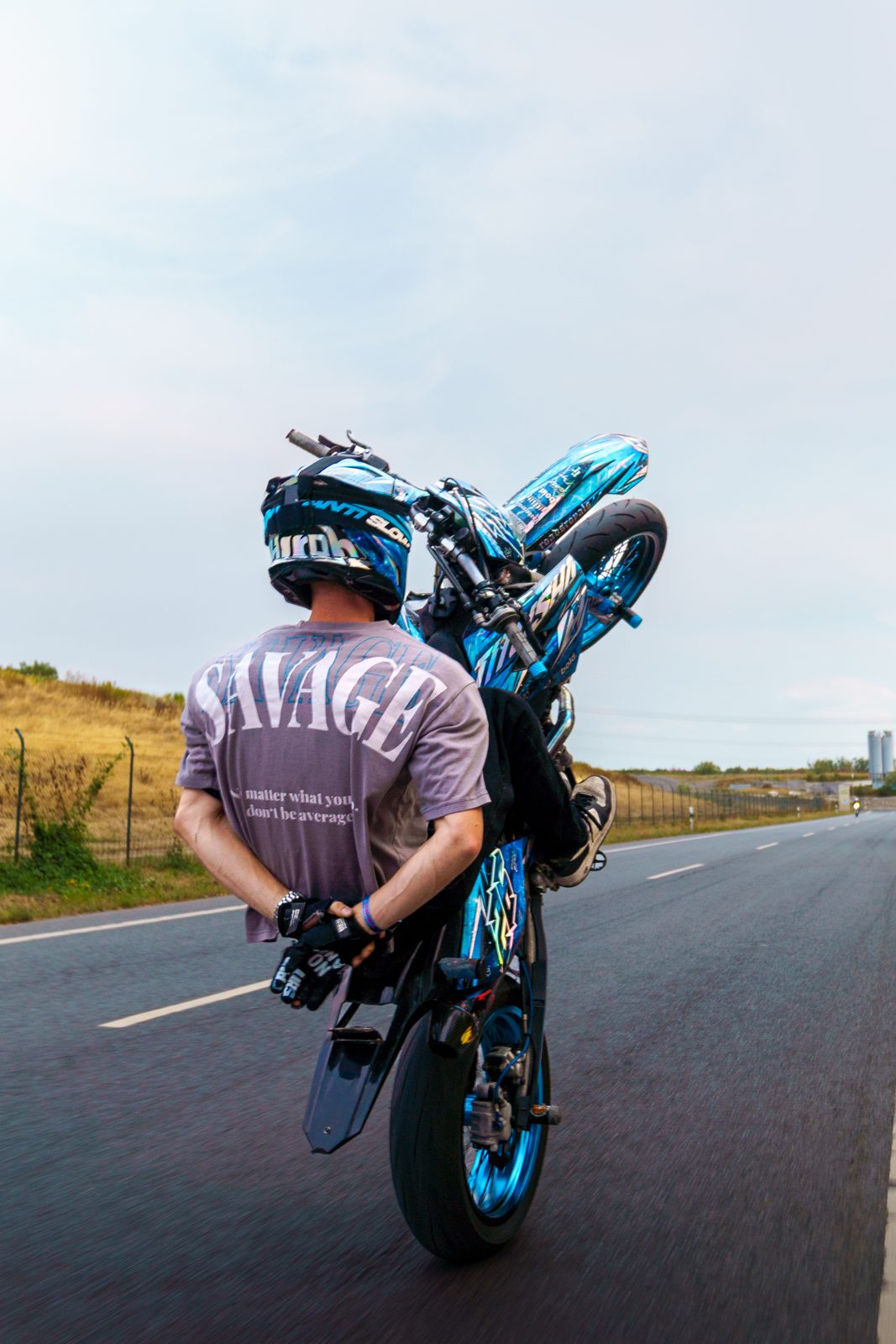 Wheelie mit Händen hinter dem Rücken