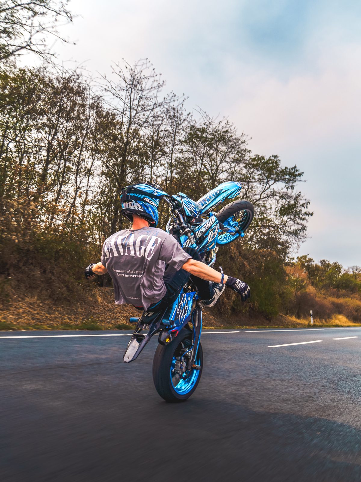 Wheelie auf Landstraße