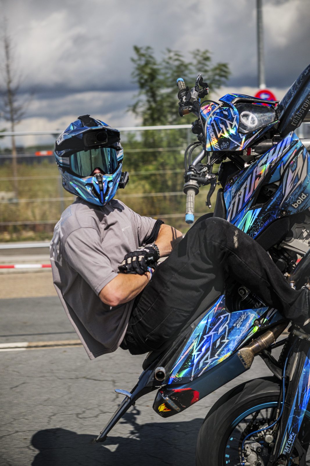 Sitzender Wheelie mit verschränkten Armen